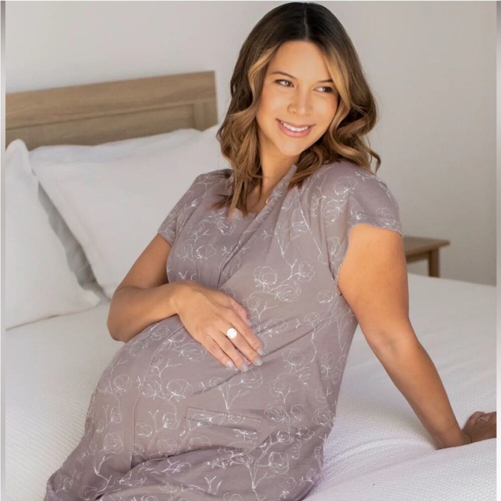 NWT Kindred Bravely Universal Labor and Delivery Gown, size XL/XXL